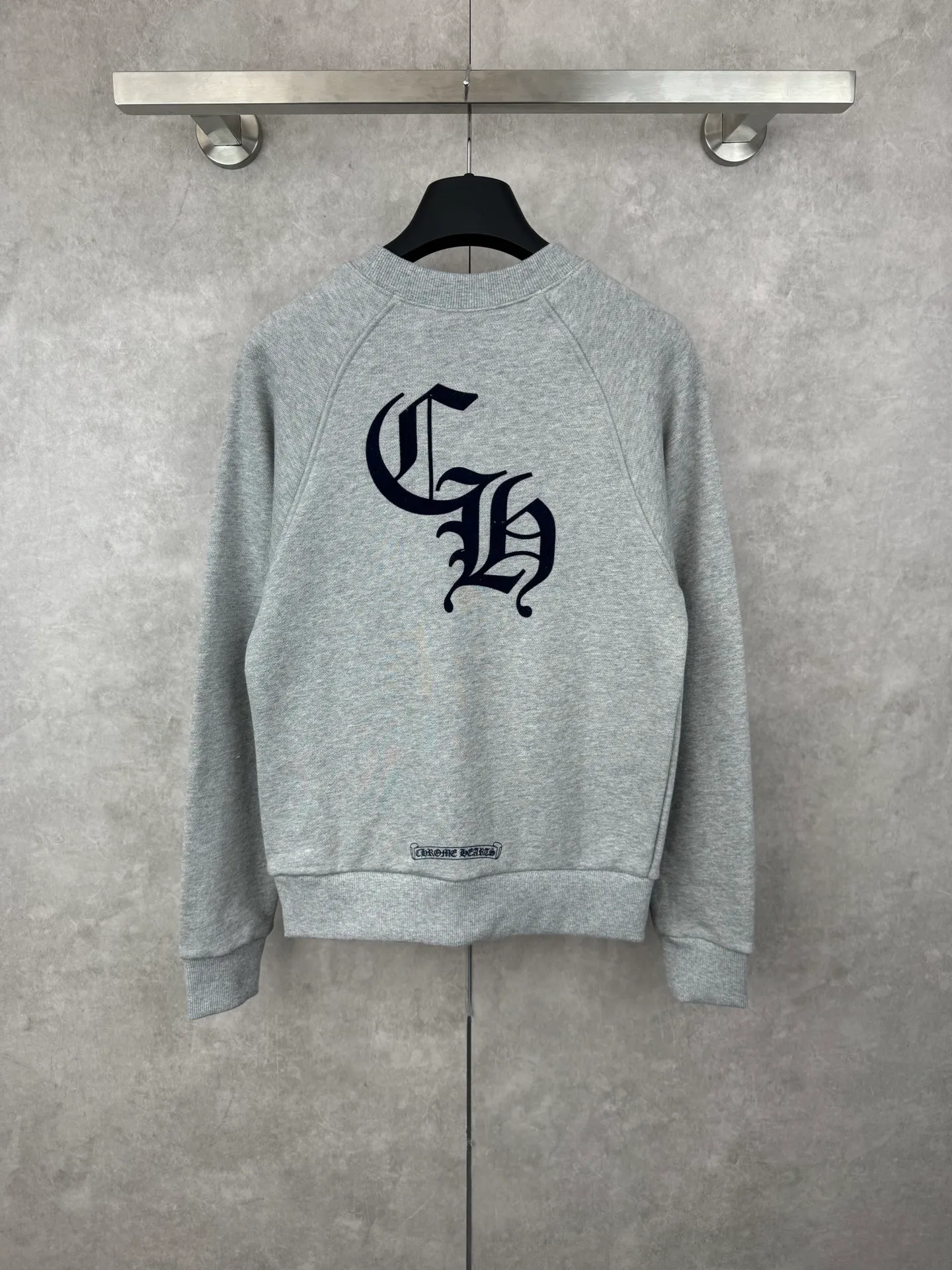 P320 Chrome hear 25FW early autumn new CH cross flocking round neck women's sweatshirt SIZE S/M/L Drop shoulder pullover silhouette sweatshirt tailoring Threaded hemming details on the cuffs and hem create a refined and coordinated atmosphere Cross logo embroidery decoration on the chest highlights the brand's high-end feel The overall style is low-key without losing texture. Casual and fashionable wear, suitable for commuting and daily travel